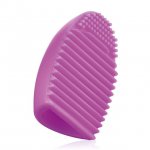Limpia pinceles de Silicona. Utensilio para limpiar los pinceles y brochas de maquillaje. Es de silicona y se límpia rápido. Utilización: Poner un jabon neutro en la parte estriada del limpiador, sujetarlo poniendo los dedos dentro.