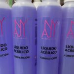 foto botella trasparente con líquido violeta y el logo de Nyaji