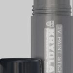 Tubo de maquillaje de alta cobertura. Imagen foto: bote gris, tapón negro. maquillaje color carne color oscuro.